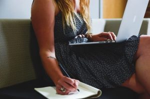 jeune femme en train de travailler sur son canapé