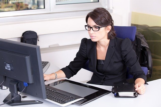 Photo d'une secrétaire à son bureau