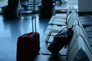 Bagages dans un hall d'aérogare